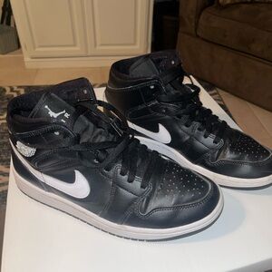 Nike Black and White Women’s sneakrs